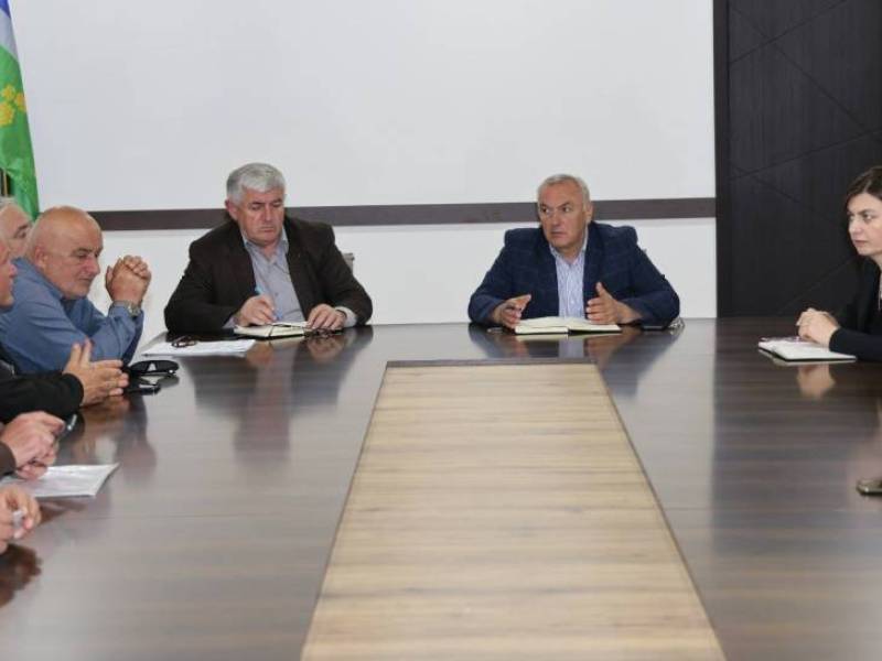 ცაგერის მუნიციპალიტეტის მერმა ჭაბუკი ჭაბუკიანმა, მოადგილესთან-მამუკა ლეთოდიანთან...